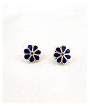 Load image into Gallery viewer, Silver Flower Studs